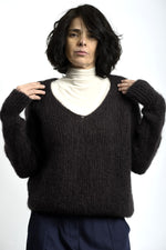 Detaliu de textură pufos-aerată a puloverului din mohair, cu tricotaj lejer și aspect natural.