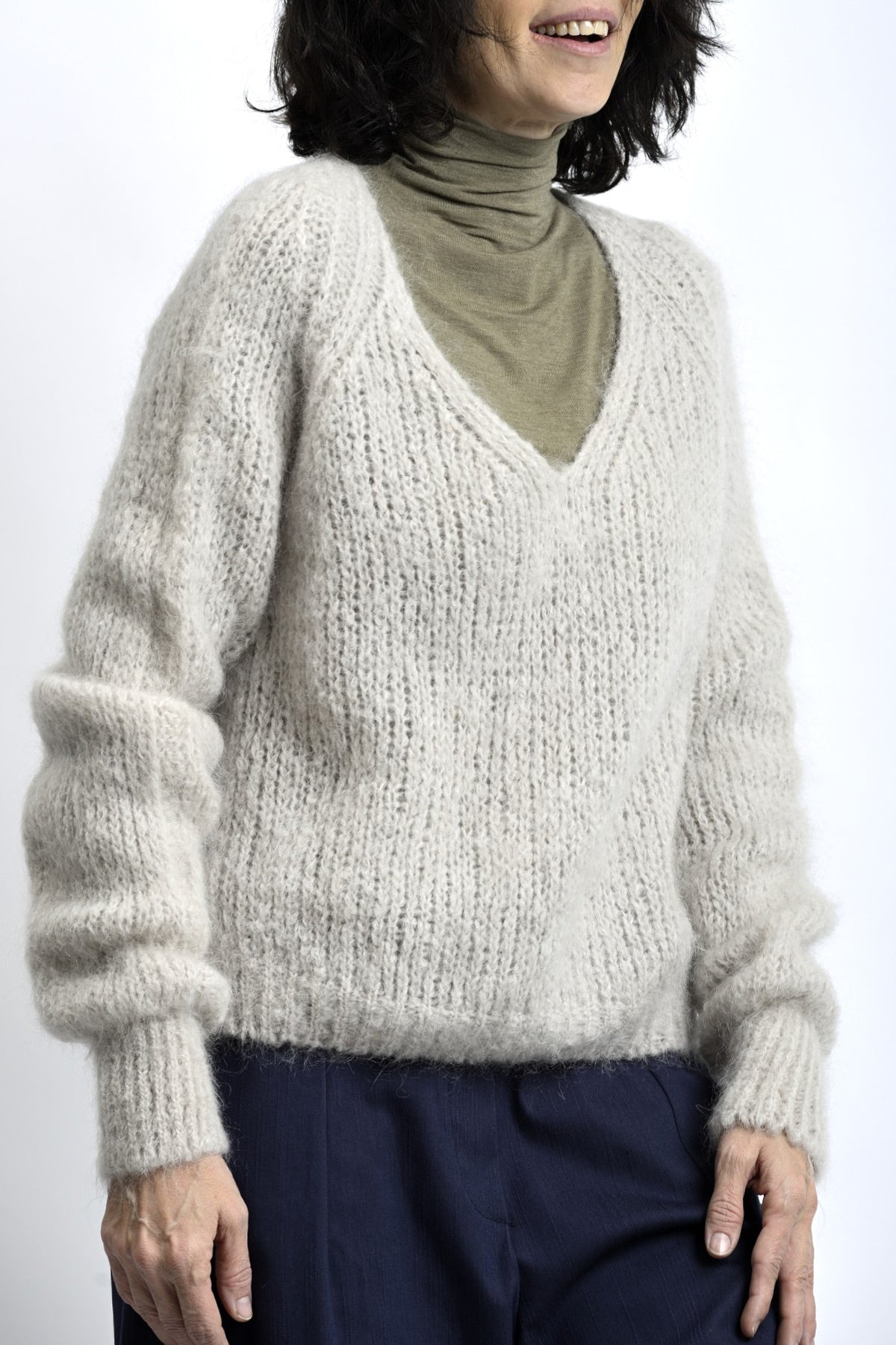 Detaliu pulover din mohair cu umeri bine definiți și textură aerată, finisaj moale și volum lejer.