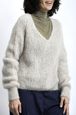 Detaliu pulover din mohair cu umeri bine definiți și textură aerată, finisaj moale și volum lejer.