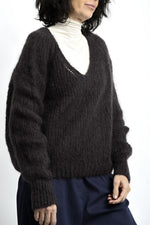 Vedere laterală a puloverului din mohair, cu mâneci lungi și volum relaxat.