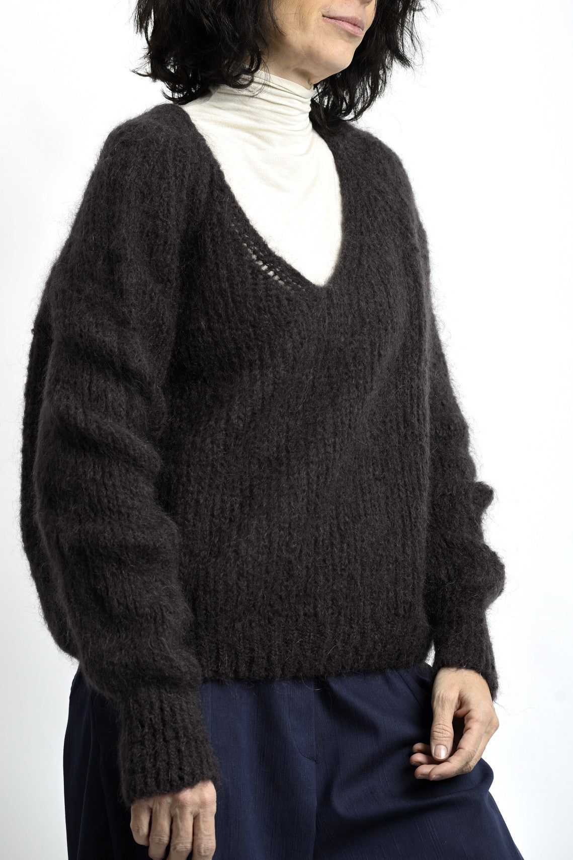 Vedere laterală a puloverului din mohair, cu mâneci lungi și volum relaxat.