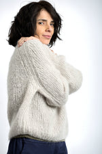 Pulover din mohair, vedere din spate, evidențiind textura aerată și croiala confortabilă.