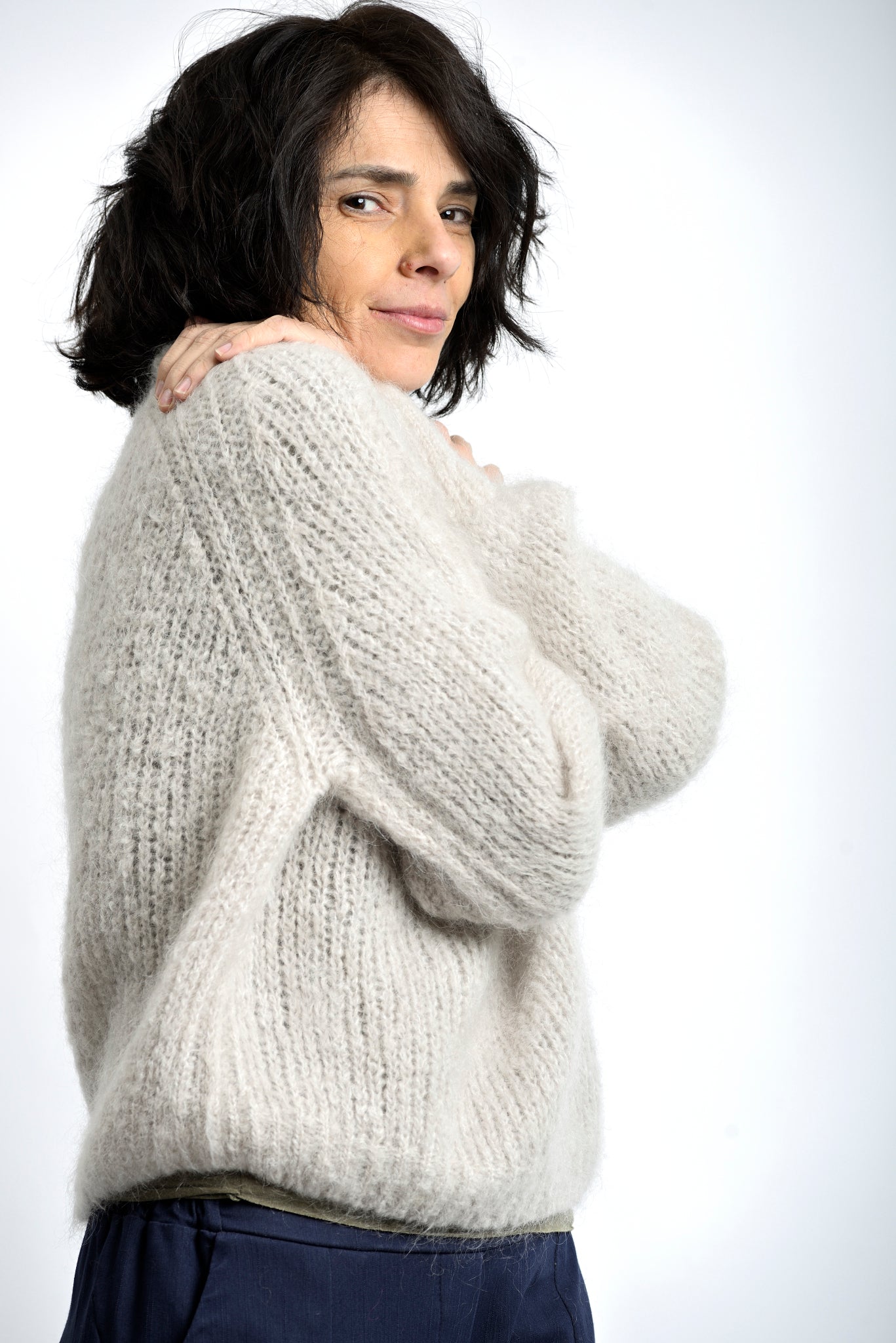 Pulover din mohair, vedere din spate, evidențiind textura aerată și croiala confortabilă.