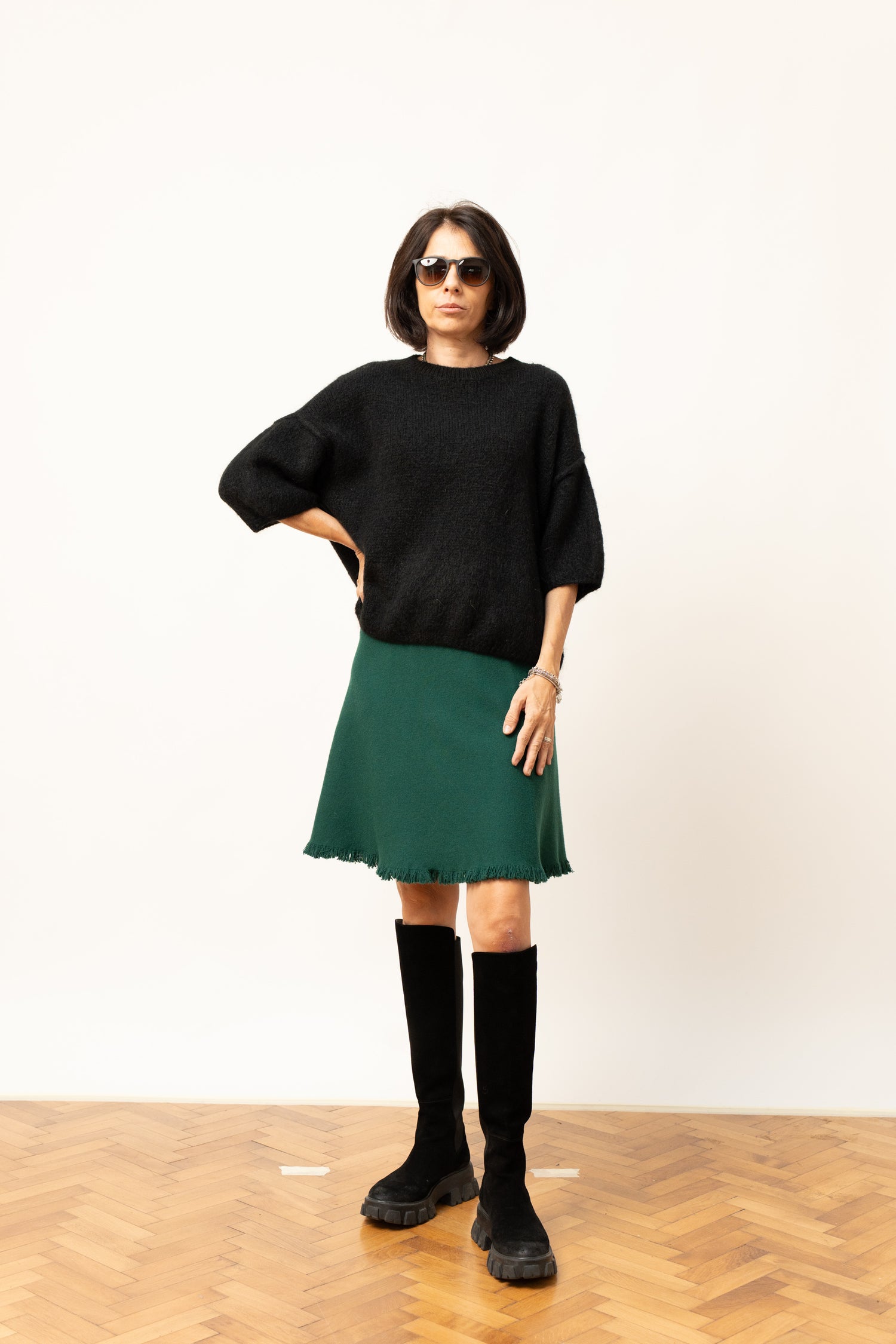 Pulover negru oversized, cu mânecă trei sferturi și design minimalist