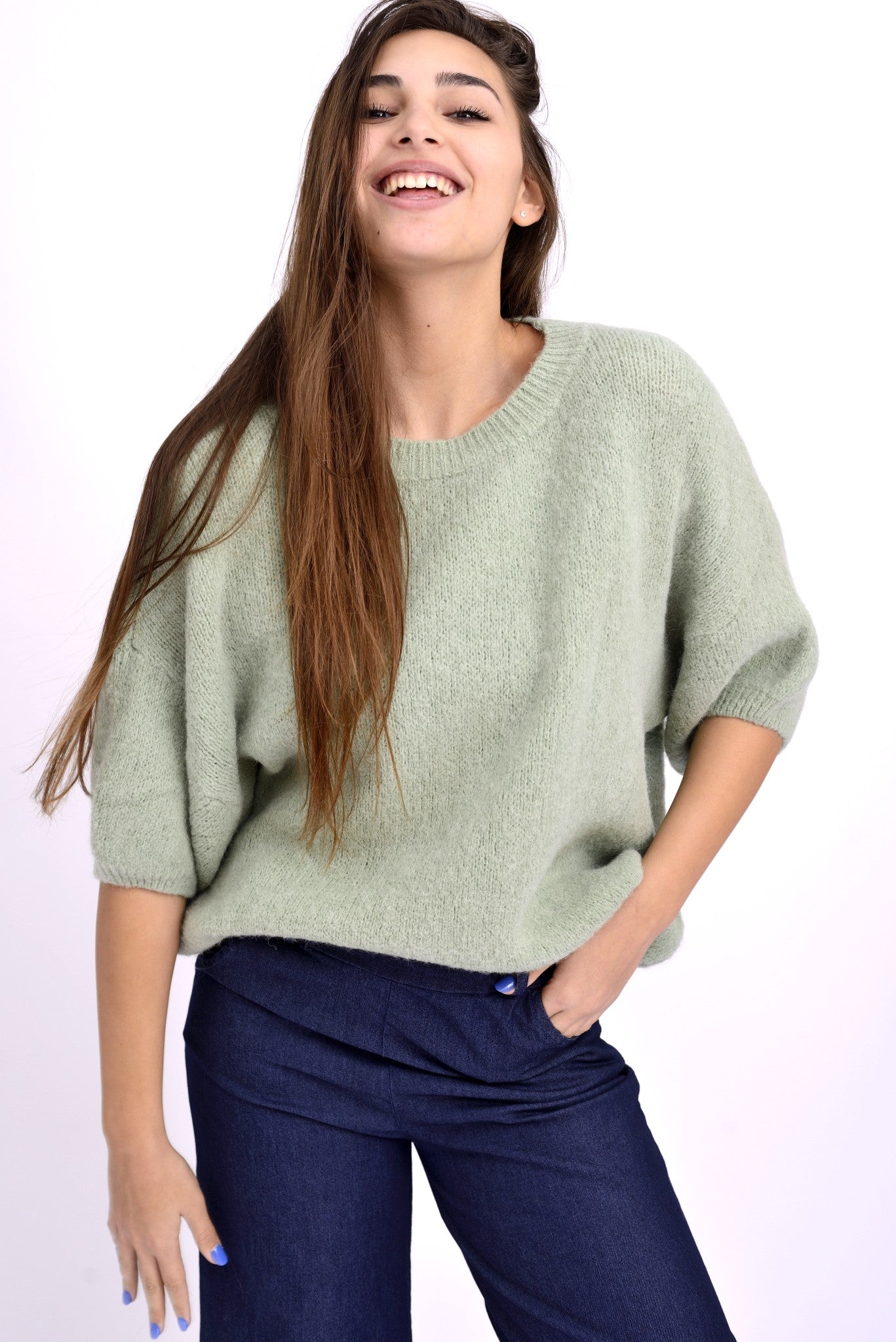 Pulover lejer cu umeri căzuți și mânecă scurtă, verde salvie, profil pe model.