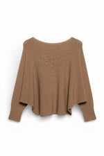 Pulover maro cu textură uniformă, croială amplă și umeri căzuți, ideal pentru ținute de zi