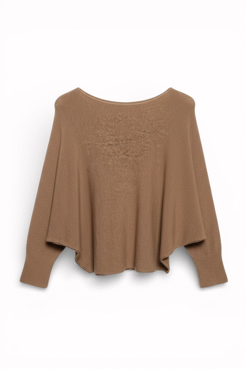 Pulover maro cu textură uniformă, croială amplă și umeri căzuți, ideal pentru ținute de zi