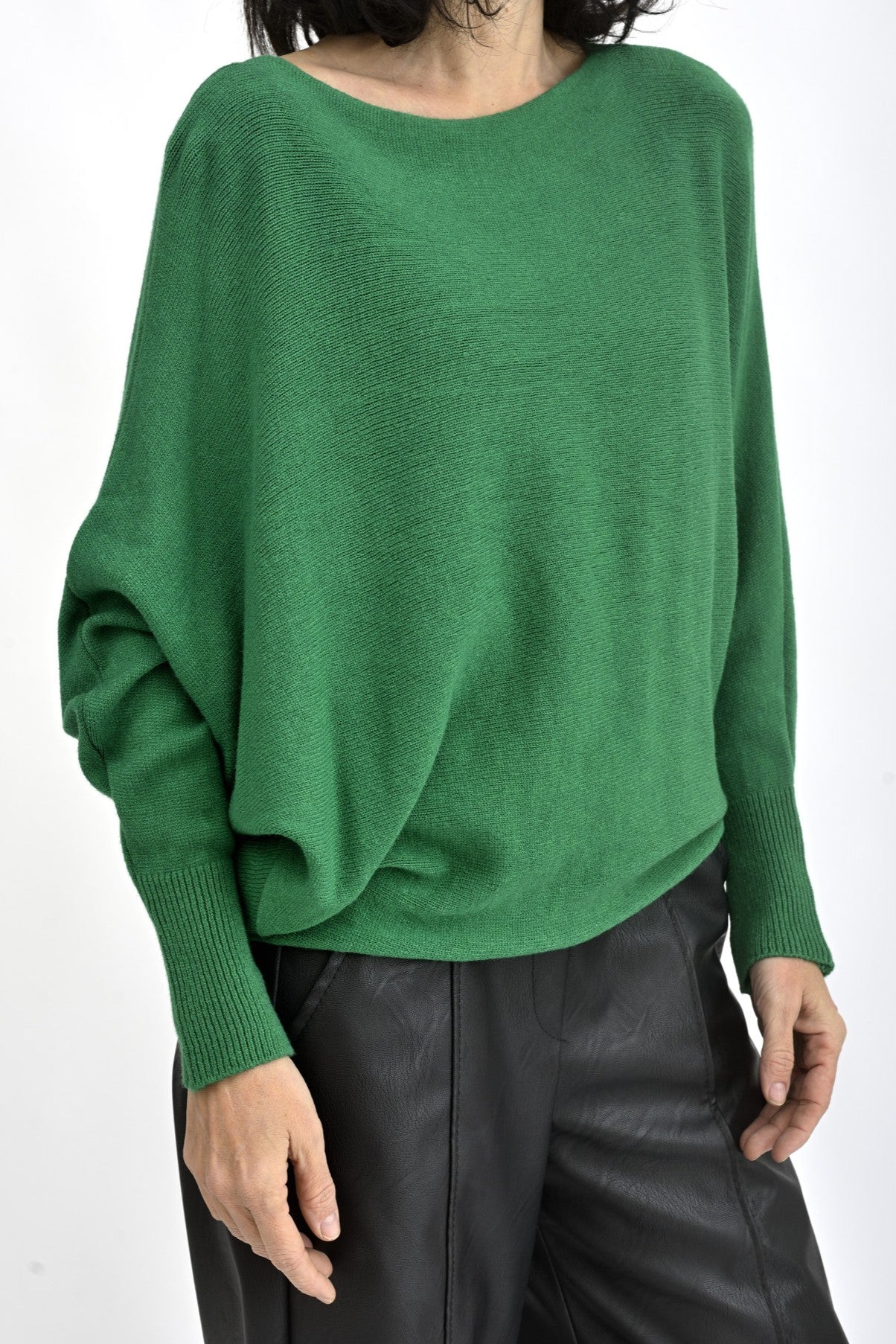 Pulover verde cu design minimalist, purtat de model, evidențiind materialul fluid și croiala amplă