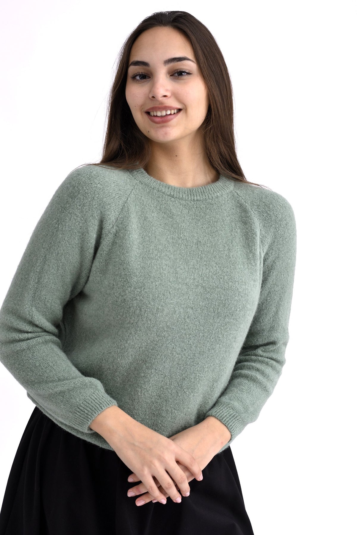 Pulover pufos verde-salvie din amestec cu lână și alpaca, croială lejeră, purtat pe model.