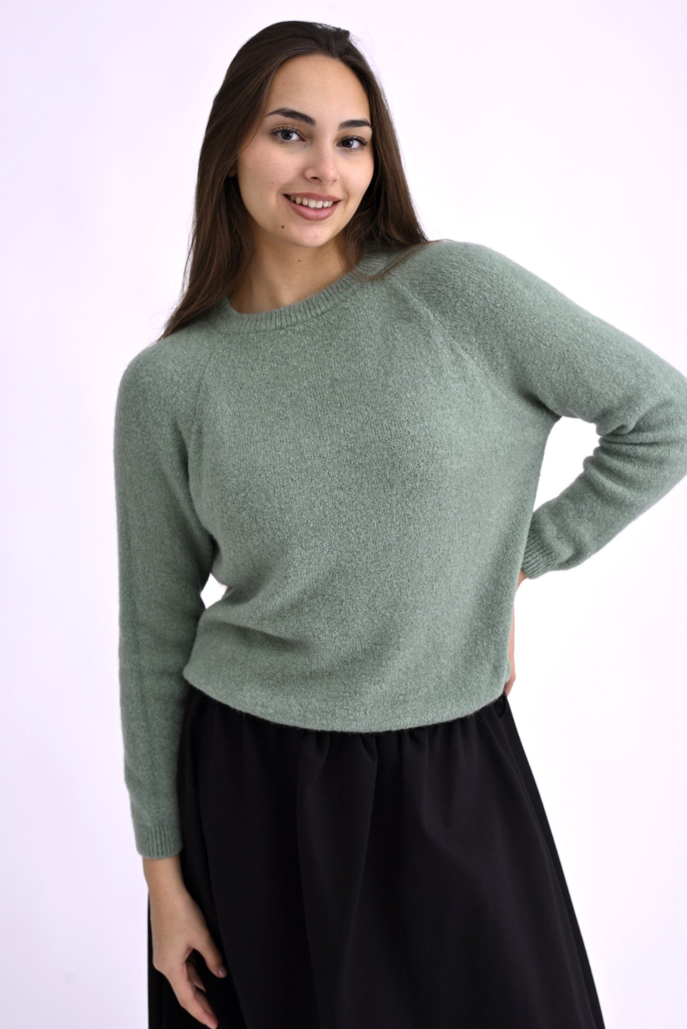 Pulover moale verde-salvie, textură pufoasă din lână și alpaca, vedere din spate pe model.