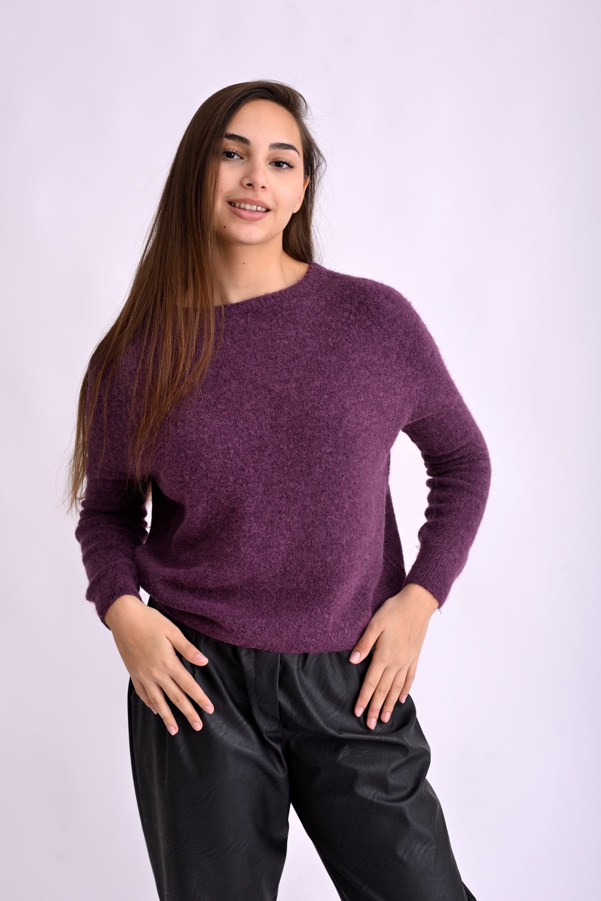 Pulover pufos violet din lână și alpaca, cu umeri căzuți și mâneci lungi, purtat pe model, vedere din față.