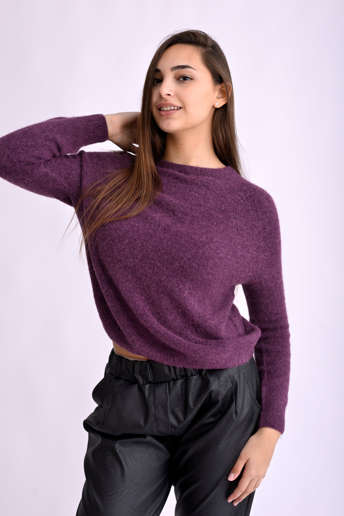 Pulover tricotat moale din amestec cu lână și alpaca, croială lejeră, vedere laterală pe model.