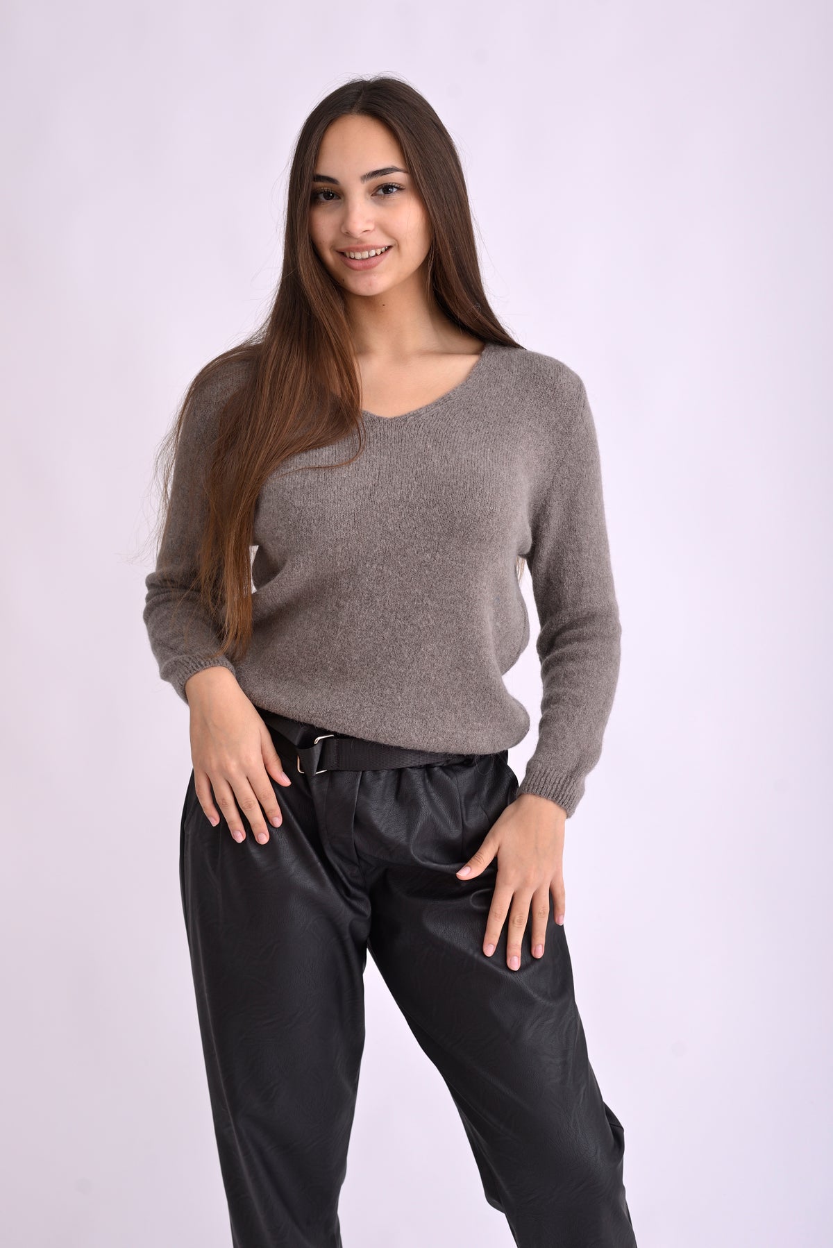 Pulover gri tricotat pufos, din amestec cu lână și alpaca, vedere din spate pe model.