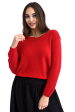 Pulover roșu pufos cu decolteu în V, din material moale cu lână și alpaca, purtat pe model, vedere frontală.