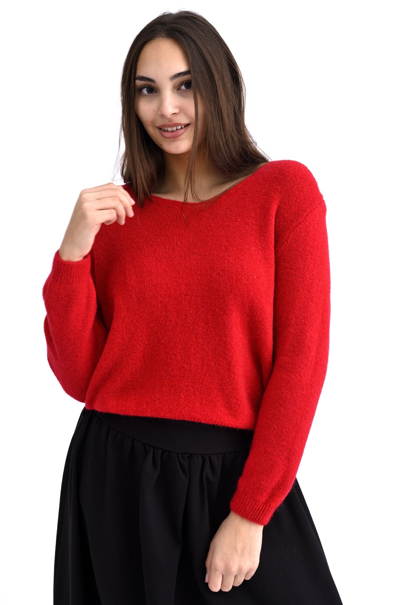 Pulover roșu pufos cu decolteu în V, din material moale cu lână și alpaca, purtat pe model, vedere frontală.