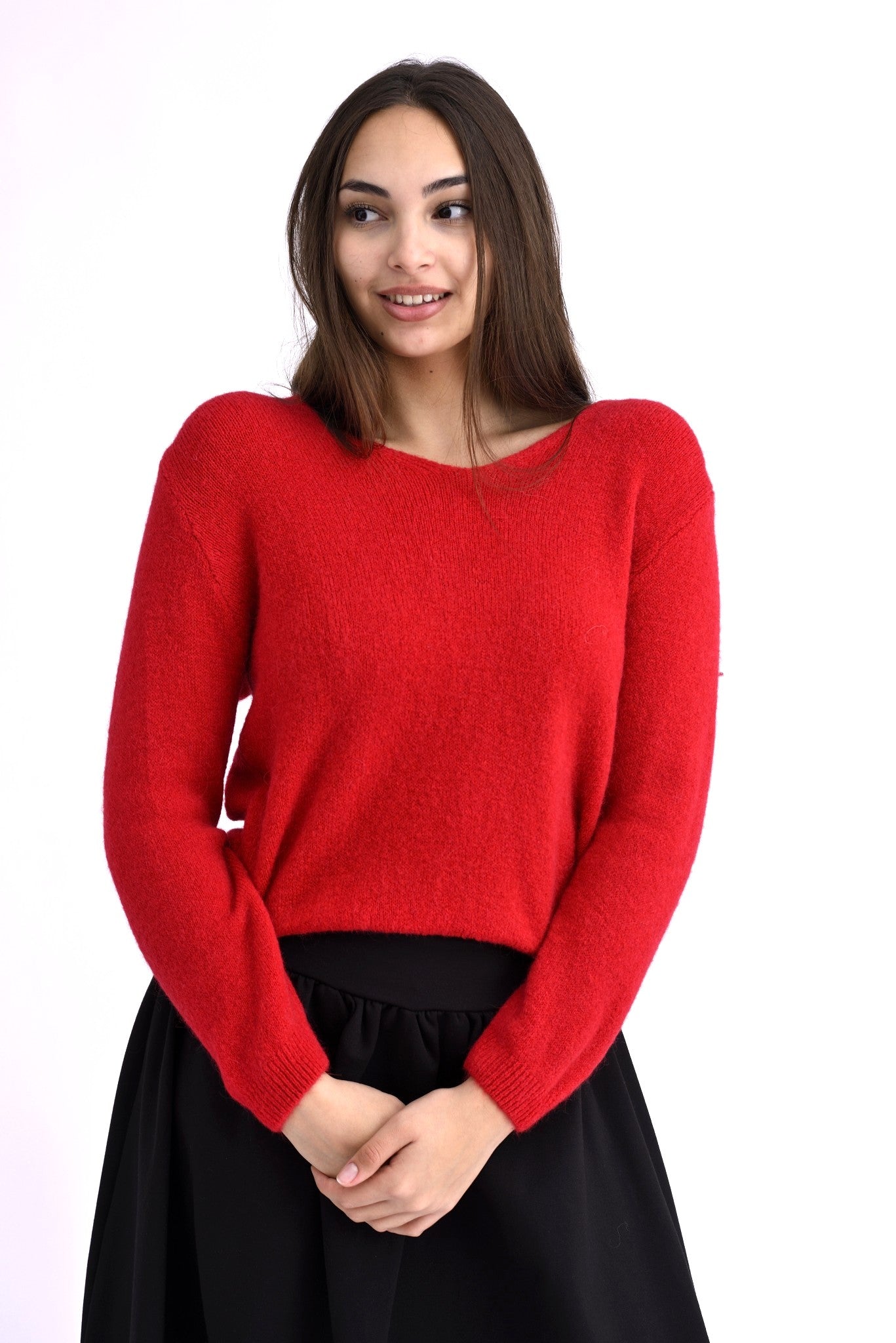 Pulover roșu cu decolteu în V, textură moale din lână și alpaca, vedere laterală pe model.