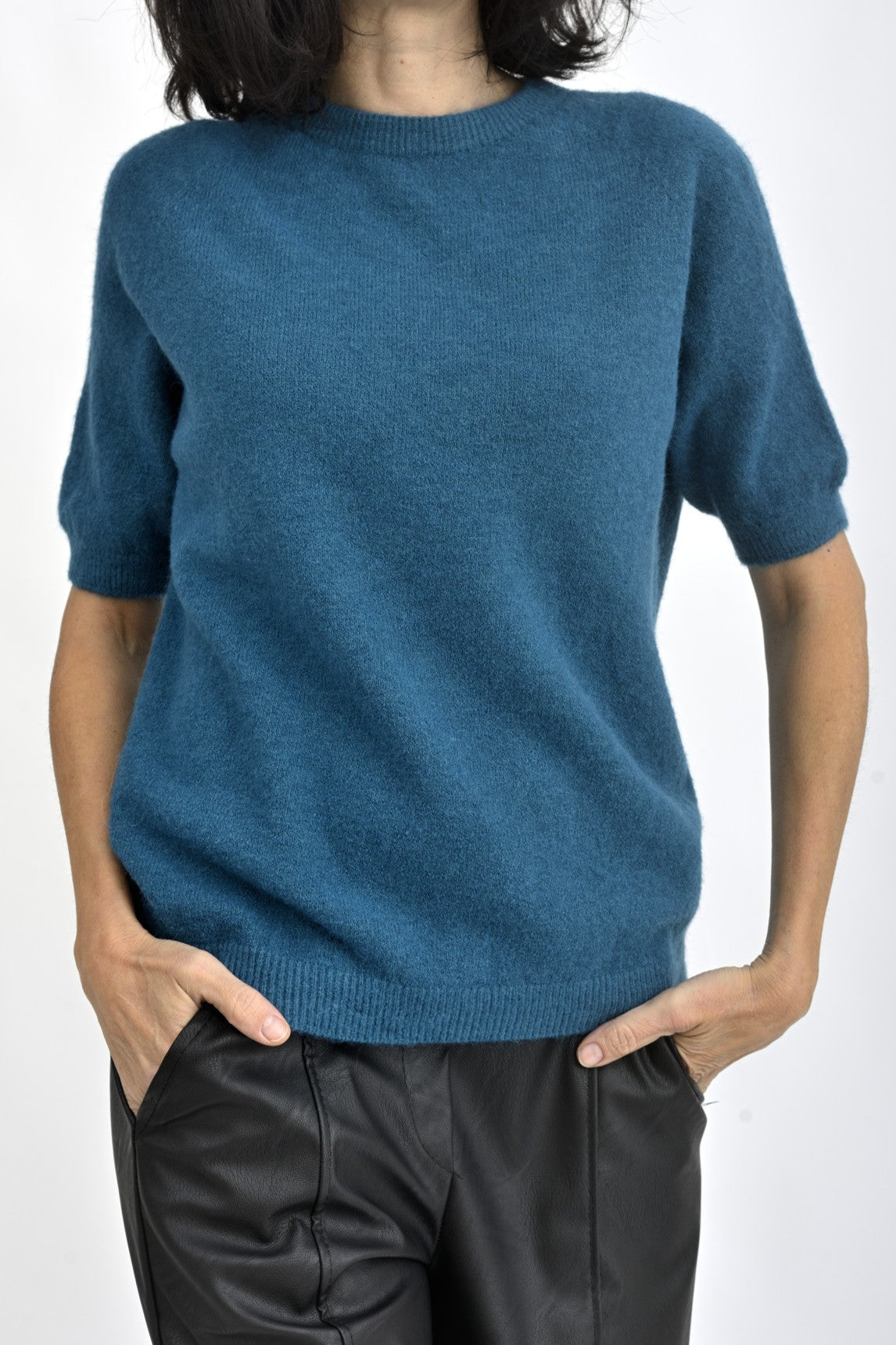 Pulover camel cu mânecă scurtă, textură plăcută și aspect minimalist, purtat într-o ținută casual.