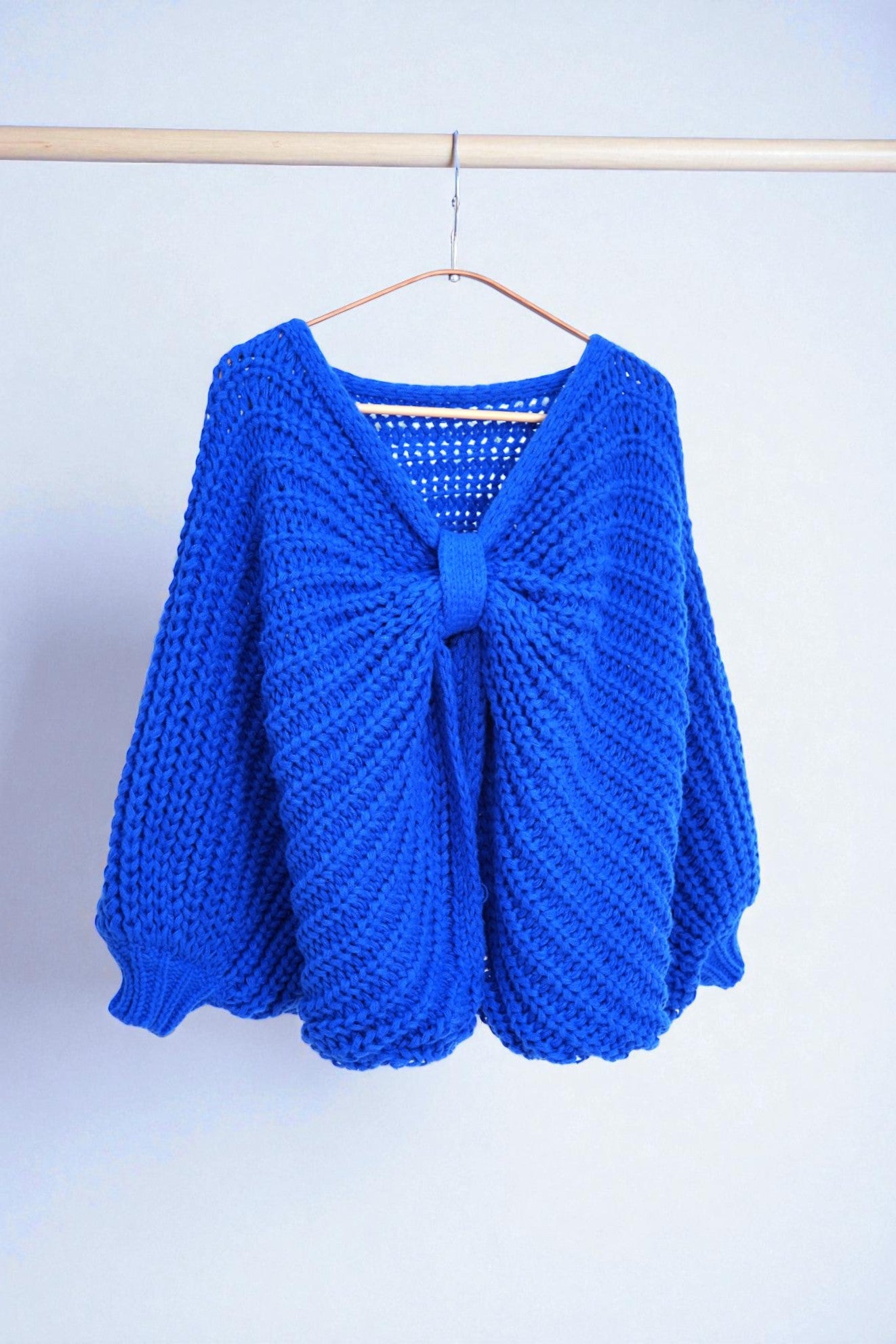Pulover supradimensionat tricotat cu ochiuri largi, culoare albastru, vedere din față.