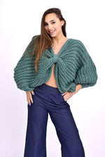 Pulover tricotat oversize verde, vedere laterală pe model.