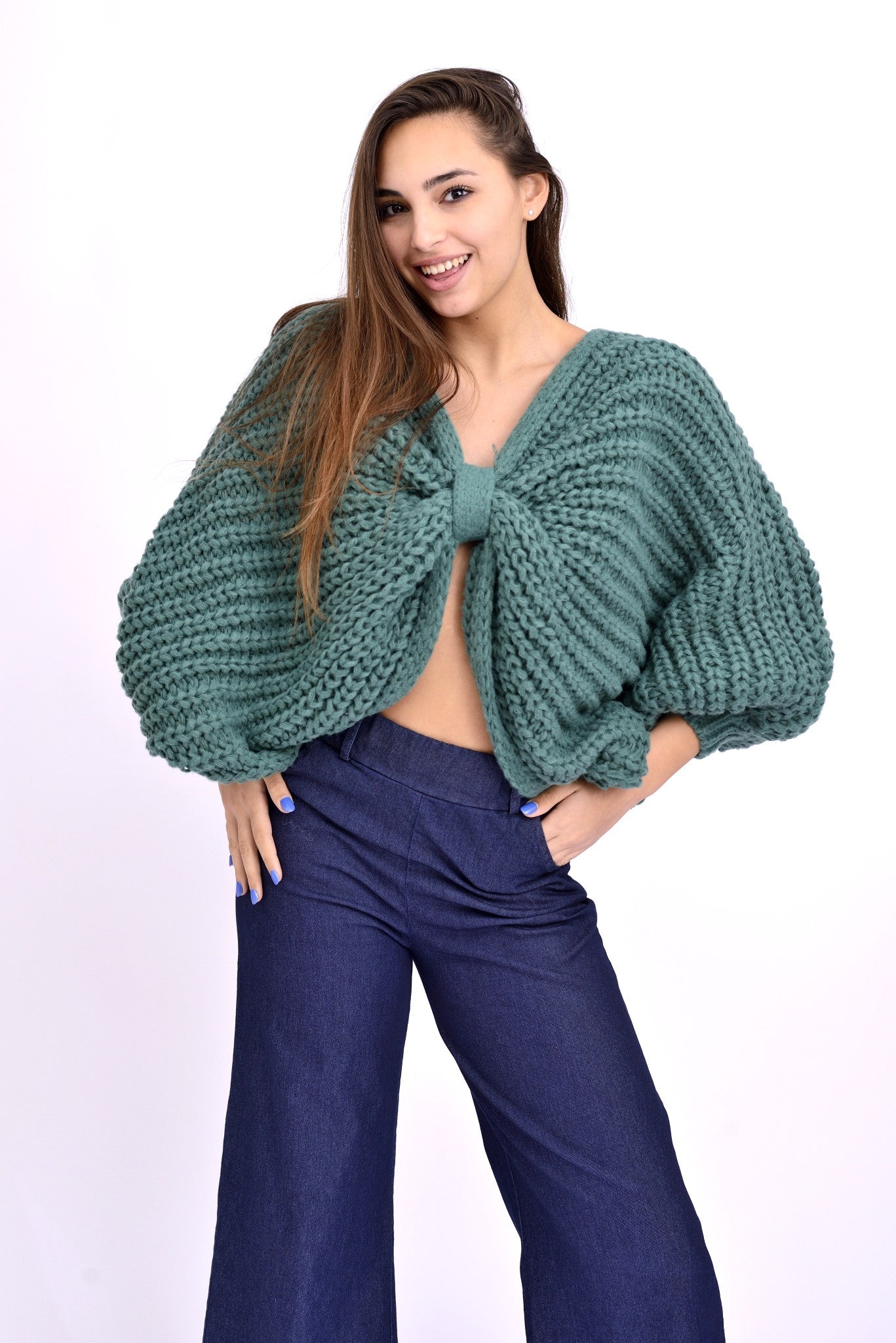 Pulover tricotat oversize verde, vedere laterală pe model.