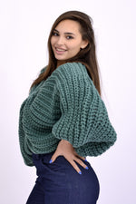 Pulover oversize verde, vedere din spate pe model.