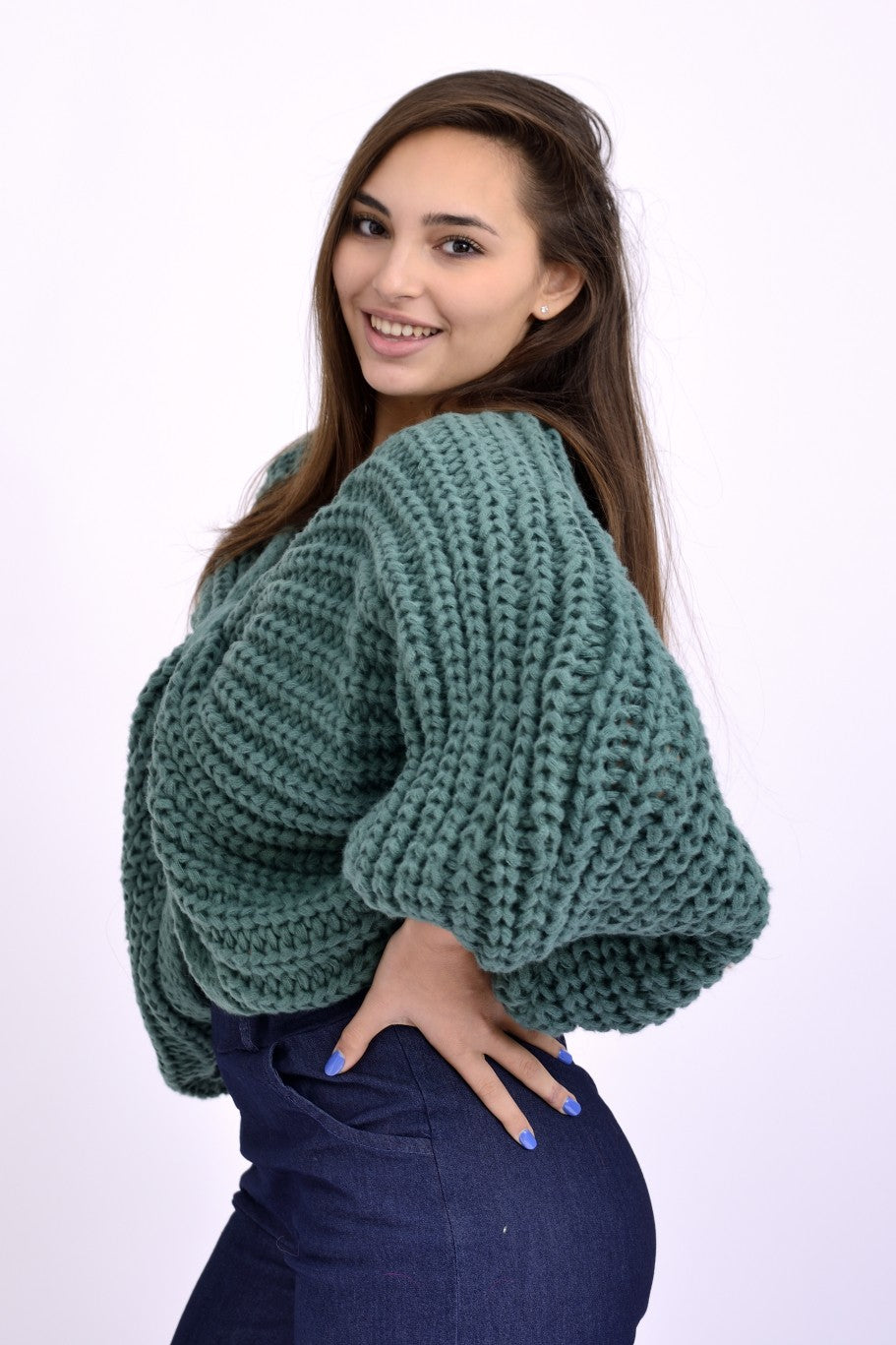 Pulover oversize verde, vedere din spate pe model.