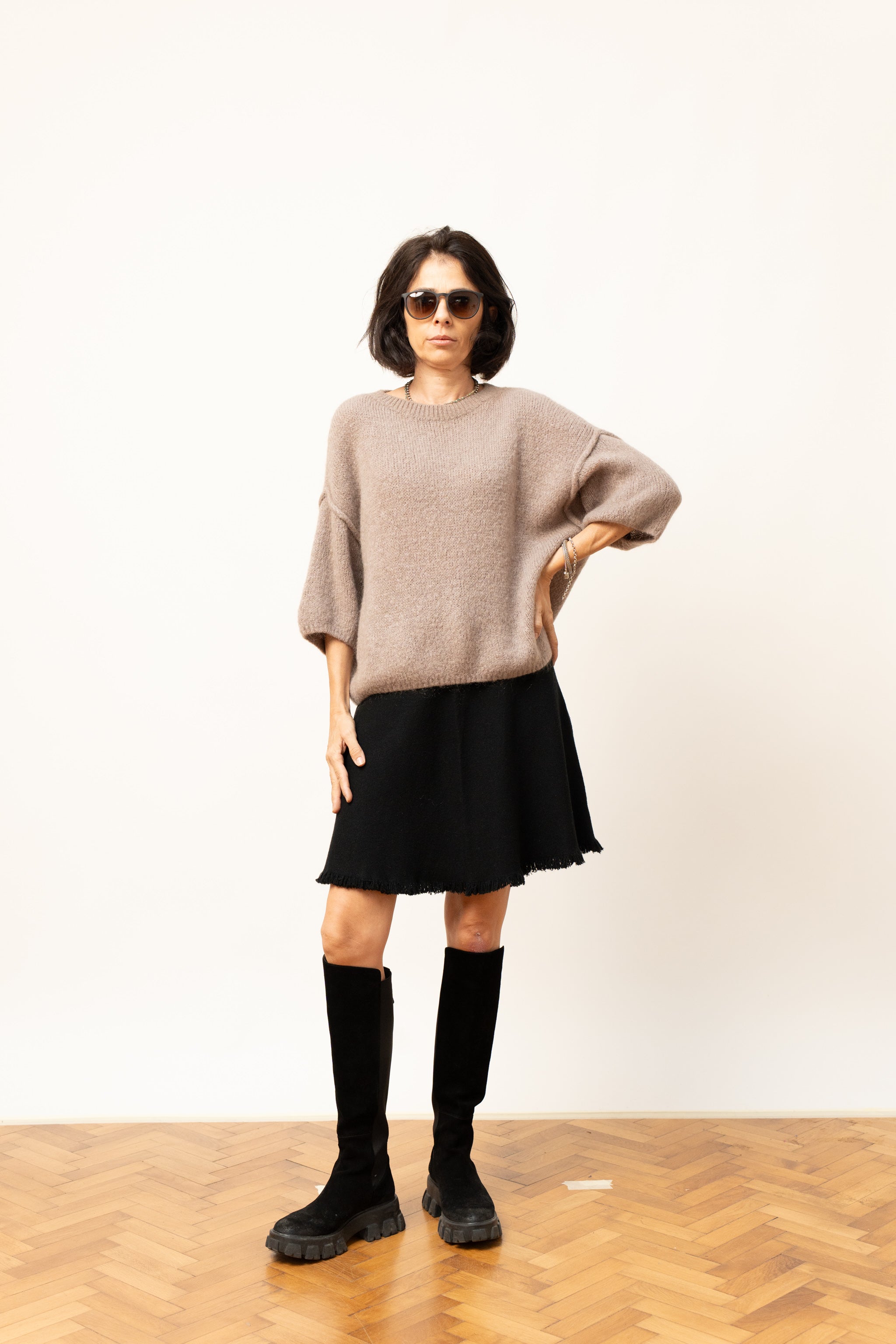 Pulover taupe cu croială oversize și mânecă trei sferturi
