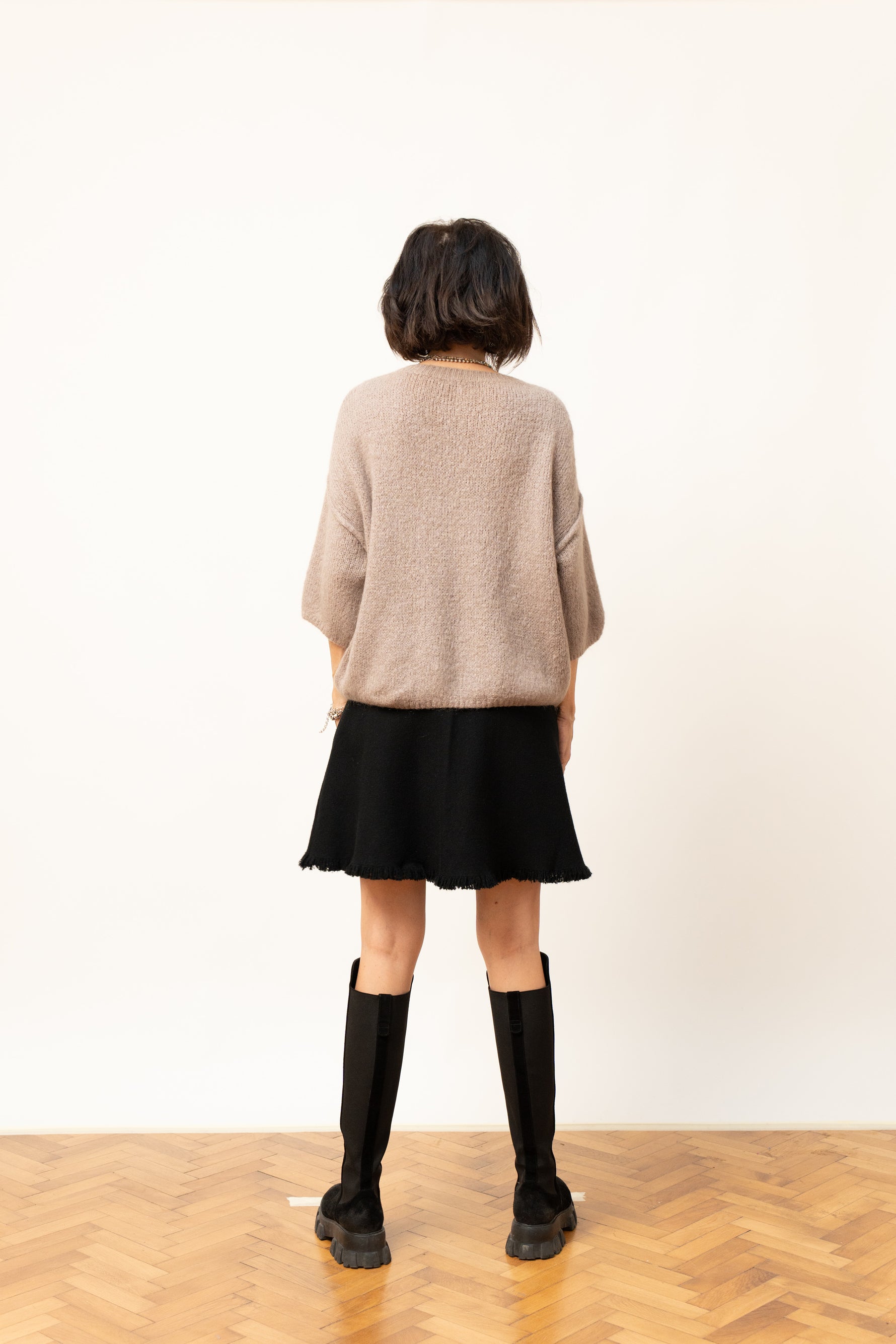 Pulover taupe oversized, mânecă trei sferturi, vedere din spate