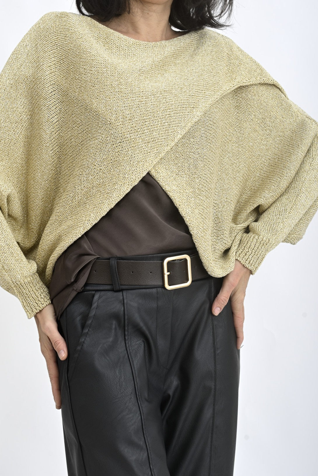 Detaliu de textură pentru pulover lejer, cu finisaj fin și aspect natural, potrivit pentru layering.