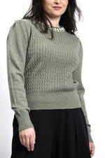 Pulover tricotat cu torsade și colier cu perle integrat, vedere frontală, cu mânecă lungă și croială clasică.