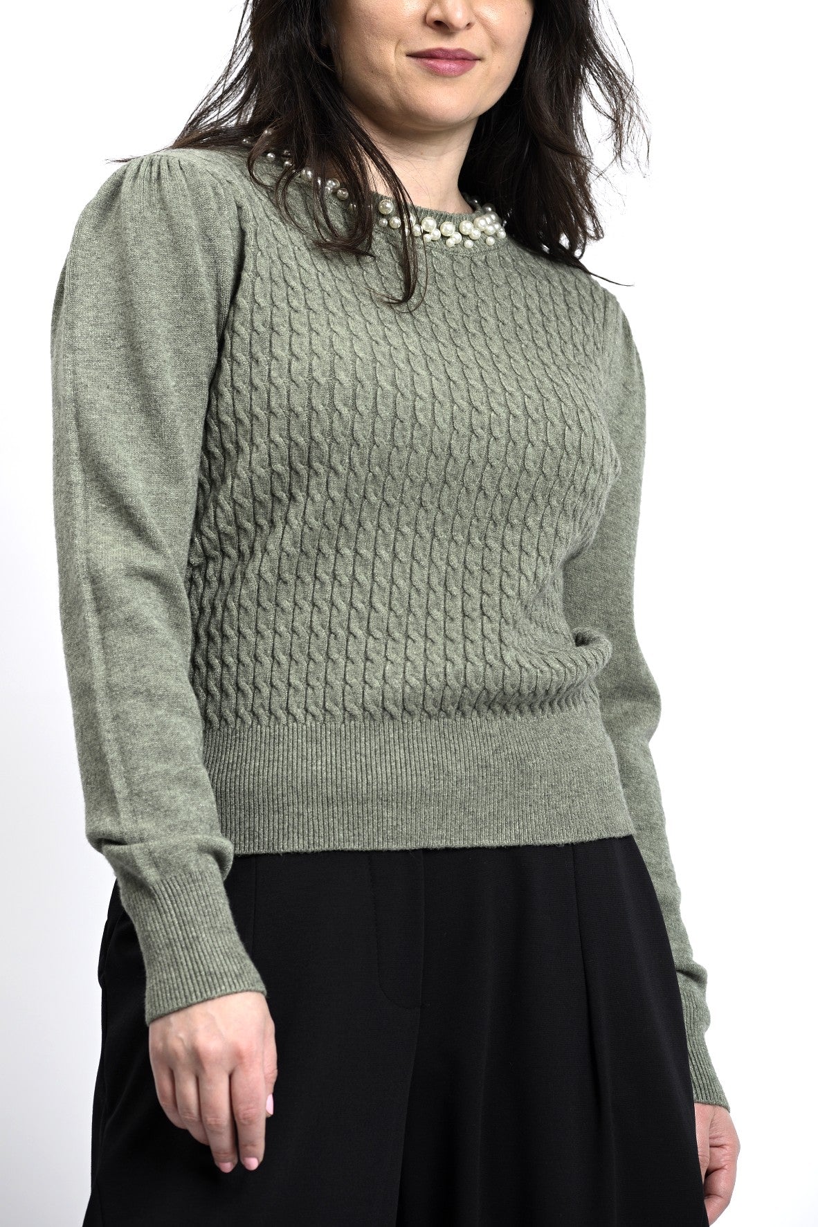 Pulover tricotat cu torsade și colier cu perle integrat, vedere frontală, cu mânecă lungă și croială clasică.