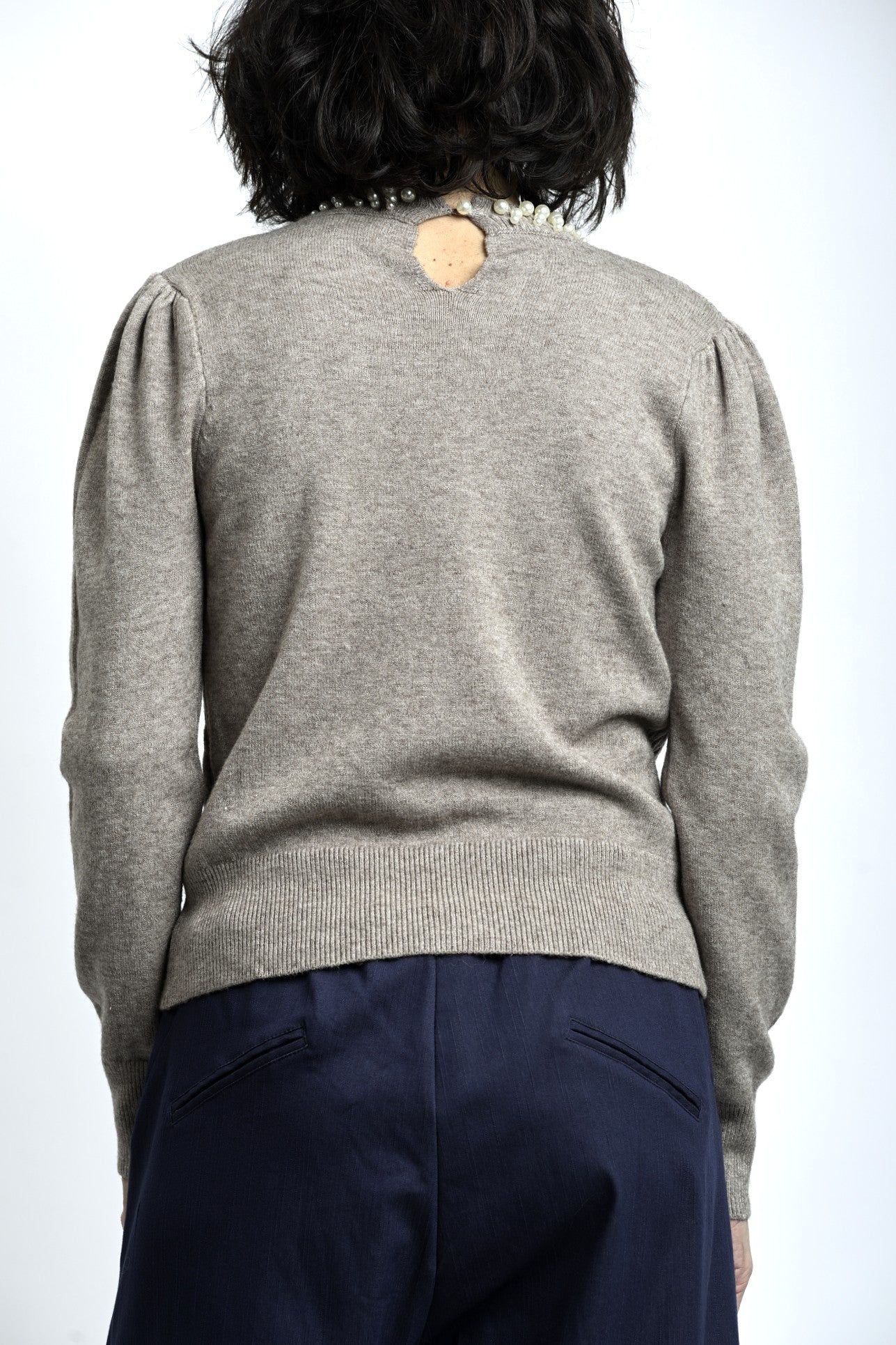 Pulover tricotat cu torsade, vedere din spate, cu linie dreaptă și mâneci lungi.