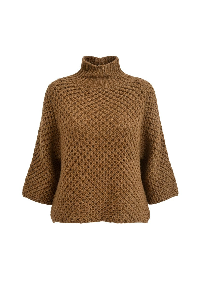 Pulover damă tricotat camel, purtat într-o ținută casual cu pantaloni deschiși la culoare.