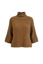 Pulover damă tricotat camel, purtat într-o ținută casual cu pantaloni deschiși la culoare.