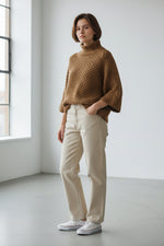 Detaliu mâneci trei sferturi la pulover tricotat damă, cu croială lejeră.