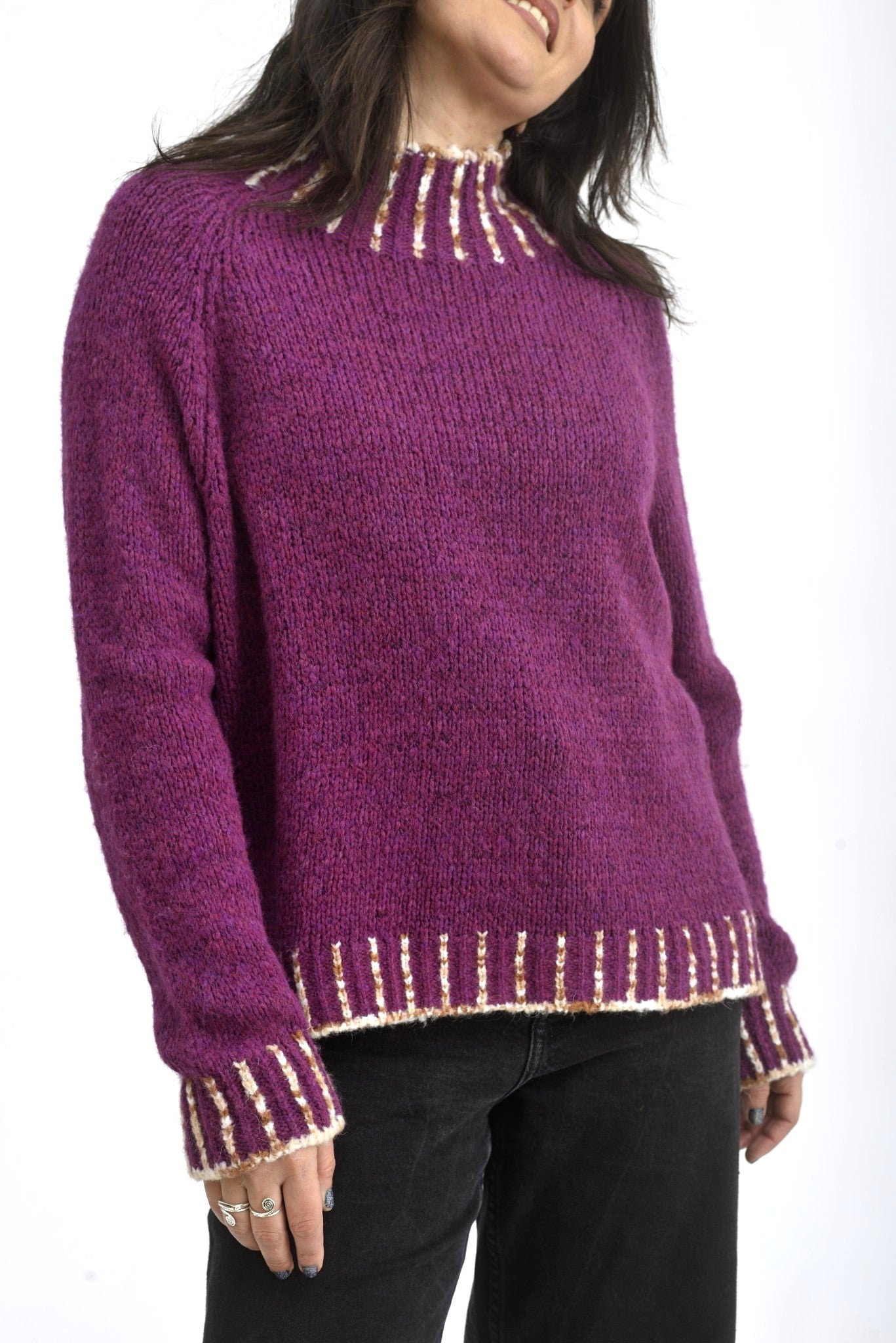 Detaliu de tricot al gulerului înalt cu nervuri și fire contrastante, finisaj texturat.