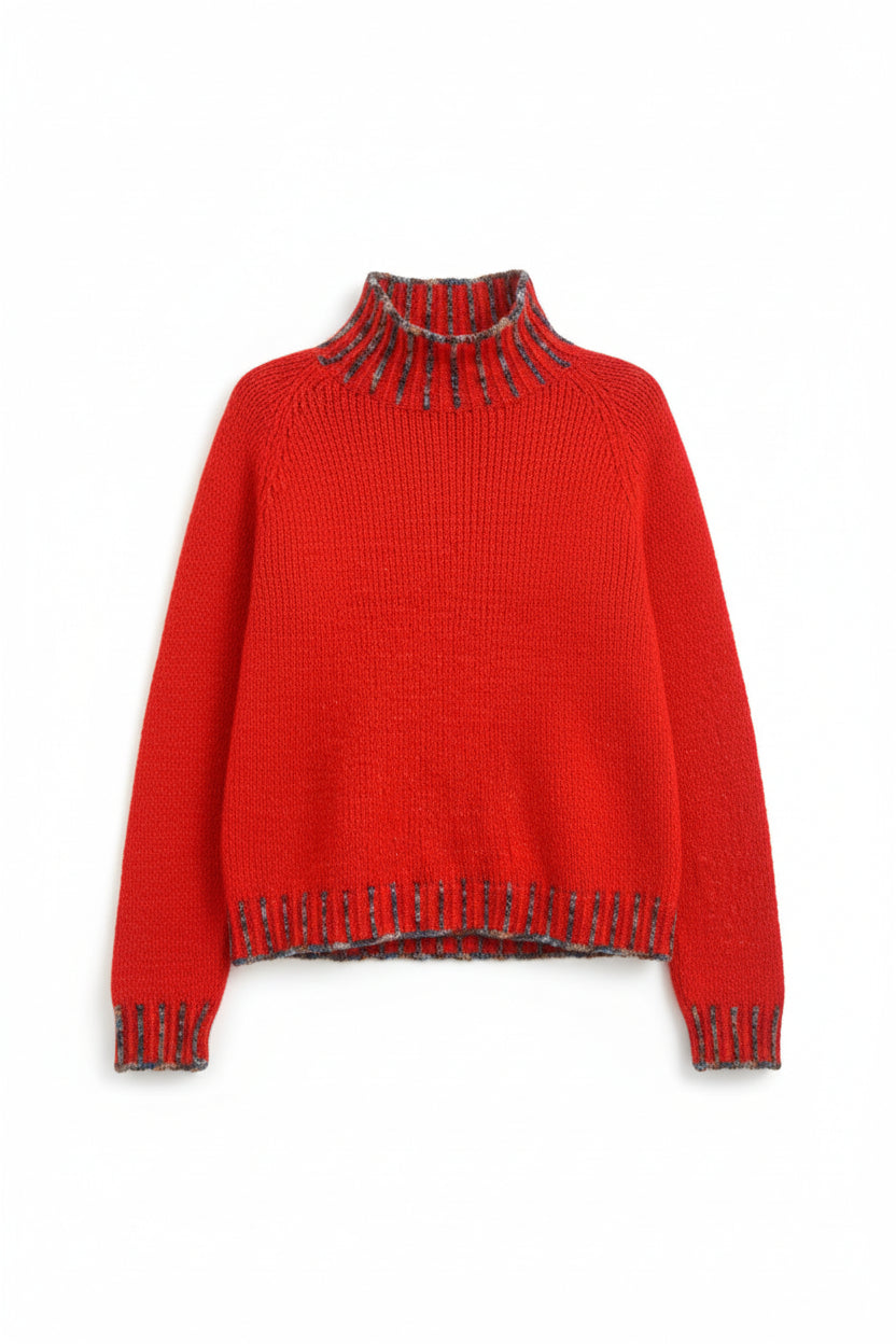 Detaliu tiv și manșete ale puloverului tricotat, cu inserții decorative în culoare contrast.