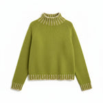 Pulover tricotat cu guler înalt prezentat flatlay, evidențiind textura și detaliile de design.