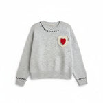 Pulover gri din tricot cu aplicație inimă macramé, prezentat pe fundal alb.