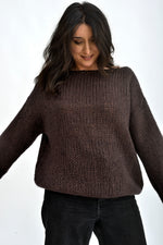 Pulover tricotat damă, vedere din spate, cu textură moale și lungime generoasă.