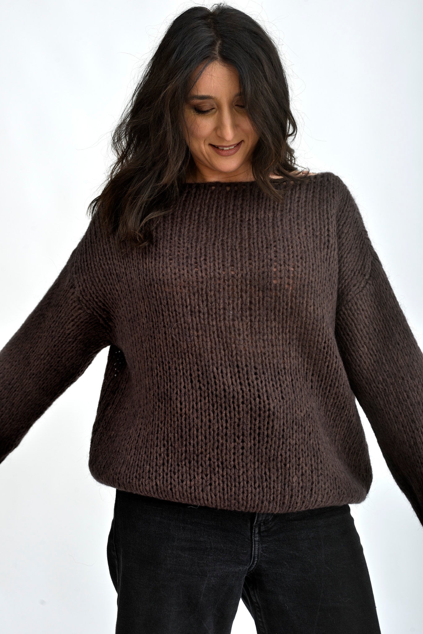 Pulover tricotat damă, vedere din spate, cu textură moale și lungime generoasă.