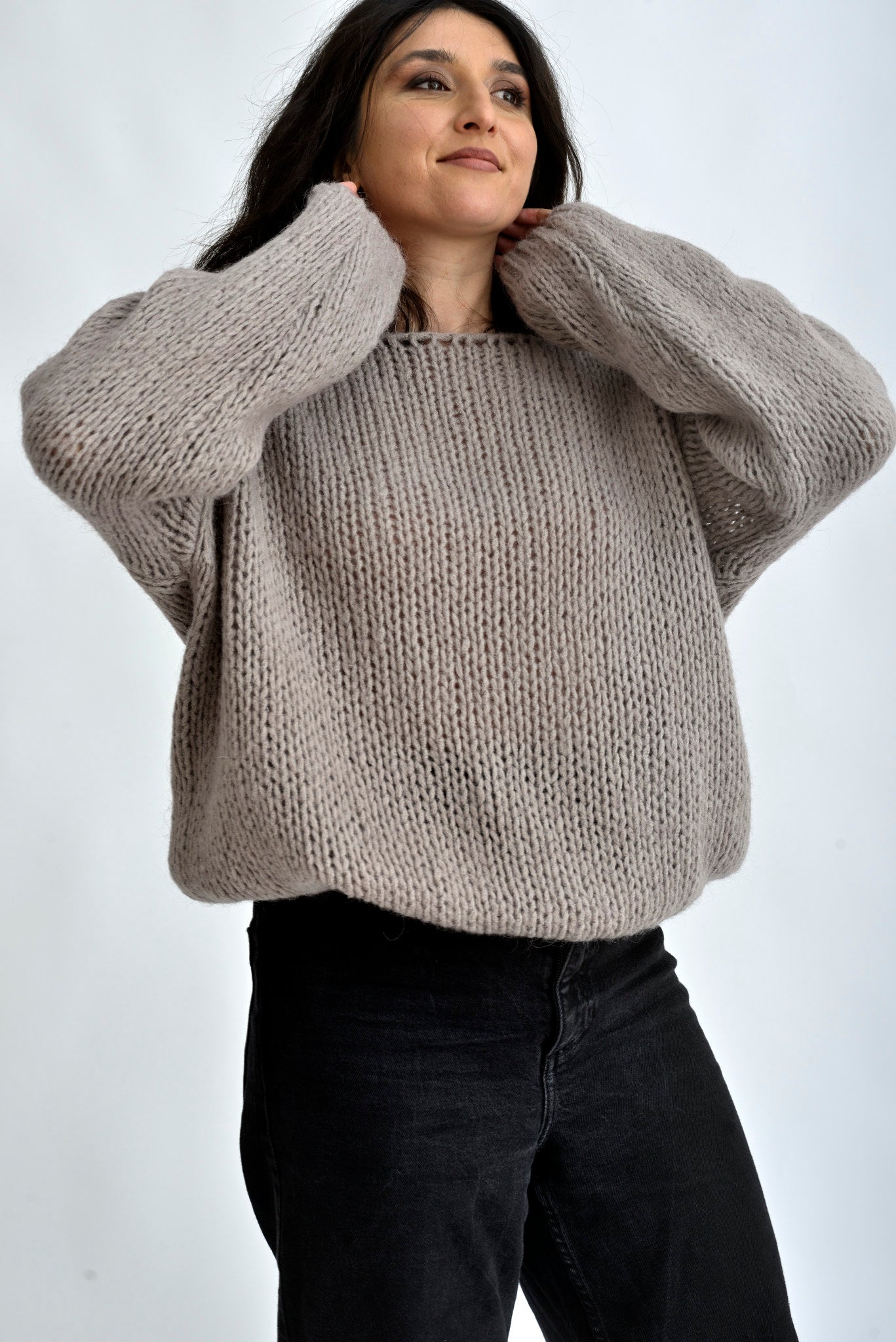 Pulover damă tricotat gri, cu guler bărcuță, umeri căzuți și croială amplă.