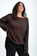 Pulover damă cu guler bărcuță, croială lejeră și mâneci lungi, stil casual.