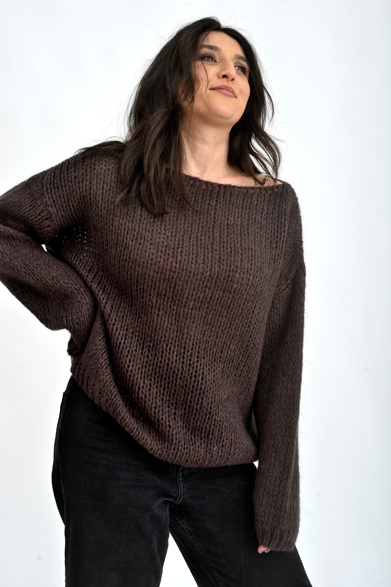 Pulover damă cu guler bărcuță, croială lejeră și mâneci lungi, stil casual.