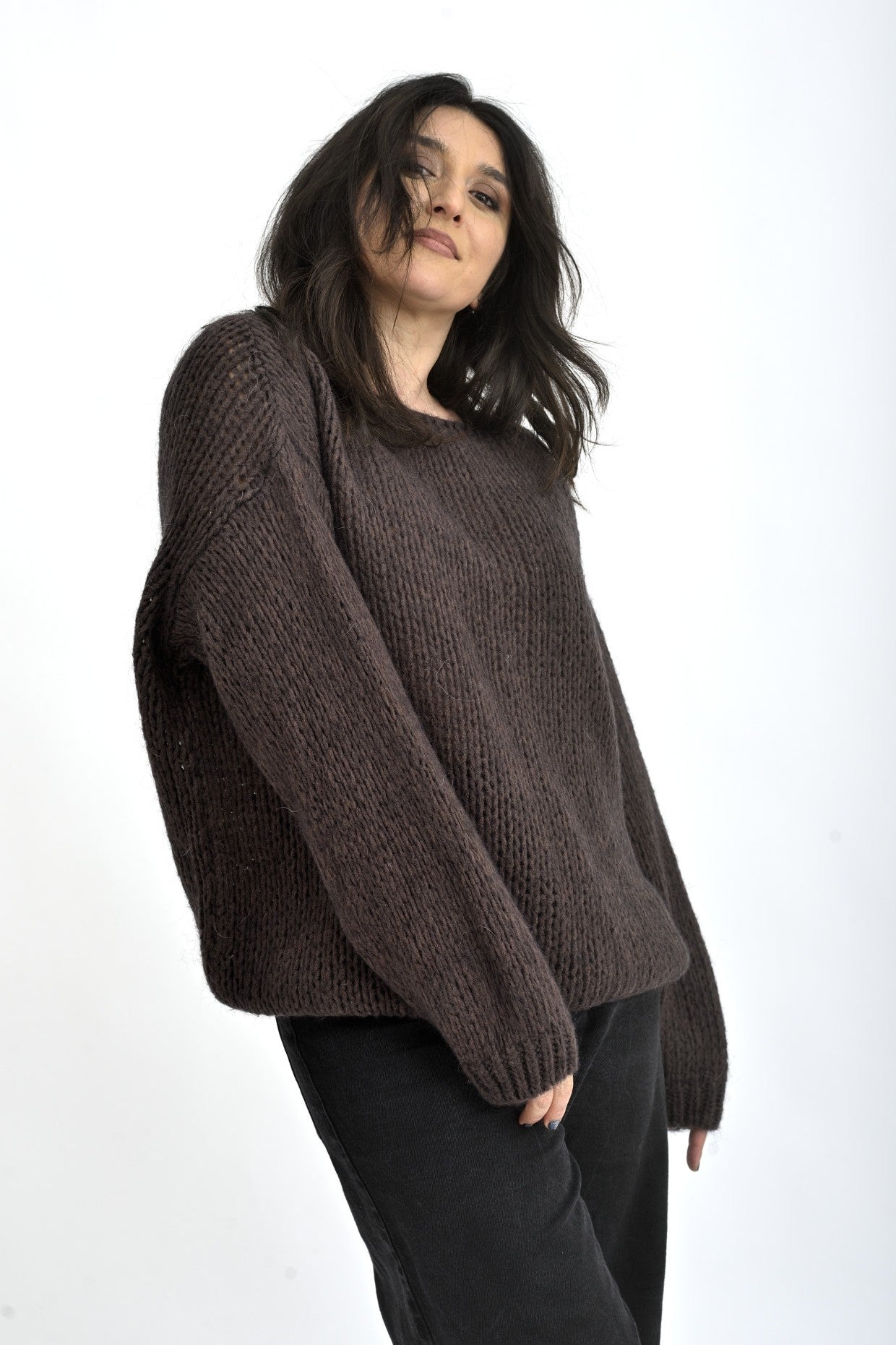 Pulover tricotat cu guler bărcuță, purtat într-o ținută casual modernă.