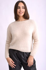 Pulover albastru tricotat cu mânecă lungă, din mohair și lână, vedere din spate cu tiv lejer.