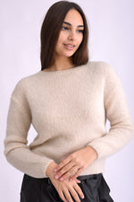 Pulover bej tricotat, fotografiat din lateral, cu textură moale și finisaje elastice la margini.