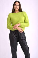 Model poartă pulover tricotat verde lime, cu mânecă lungă și textură pufoasă din mohair și lână, pe fundal alb.