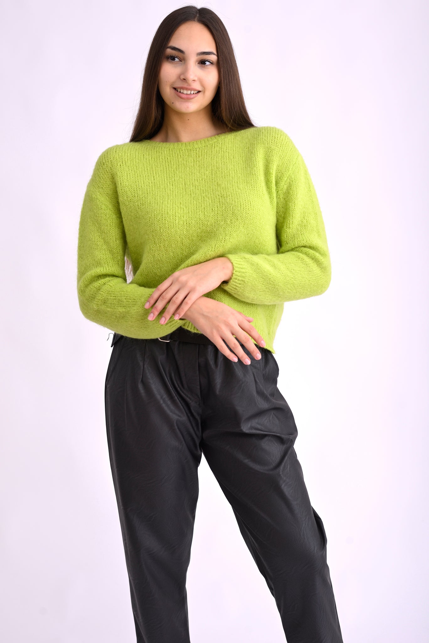 Model poartă pulover tricotat verde lime, cu mânecă lungă și textură pufoasă din mohair și lână, pe fundal alb.