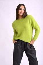 Pulover verde tricotat cu mânecă lungă, fotografiat lateral, evidențiind textura moale și croiala lejeră.